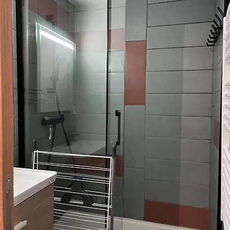 Renove Face Aux Remontees Mecaniques, Jusqu'a 4 Personnes - Fr-1-812-149